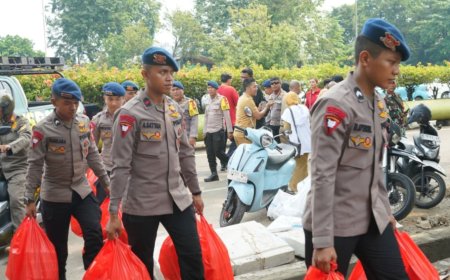 Brimob Metro Jaya Hadir di Tengah Korban Kebakaran dengan Bantuan Nyata